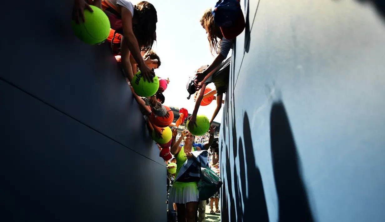 Petenis putri Italia, Roberta Vinci, memberikan tanda tangan kepada penggemar setelah mengalahkan petenis Ukraina, Lesia Tsurenko, dalam turnamen tenis AS Terbuka di USTA Billie Jean King National Tennis Center, New York, AS, (4/9/2016). (AFP/Jewel Samad)
