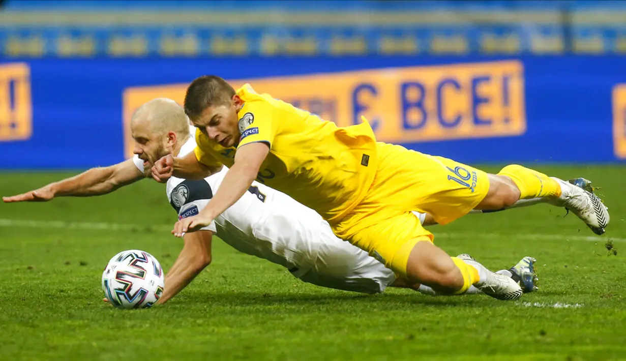 Pemain Ukraina Vitaliy Mykolenko (kanan) bertabrakan dengan pemain Finlandia Teemu Pukki yang mengakibatkan penalti pada pertandingan Grup D kualifikasi Piala Dunia 2022 di Stadion Olimpiyskiy, Kyiv, Ukraina, Minggu (28/3/2021). Pertandingan berakhir 1-1. (AP Photo/Efrem Lukatsky)