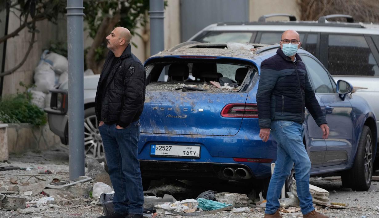 Sebelumnya, pada Rabu (4/3/2026) pagi, militer Israel mengeluarkan peringatan mendesak kepada warga di 16 kota dan desa di Lebanon selatan agar segera meninggalkan wilayah, sebelum operasi militer dilancarkan terhadap kelompok Hizbullah. Tampak dalam foto, warga memeriksa lokasi hotel yang rusak akibat serangan udara Israel di Hazmieh, sebelah timur Beirut, Lebanon, Rabu 4 Maret 2026. (AP Photo/Hussein Malla)