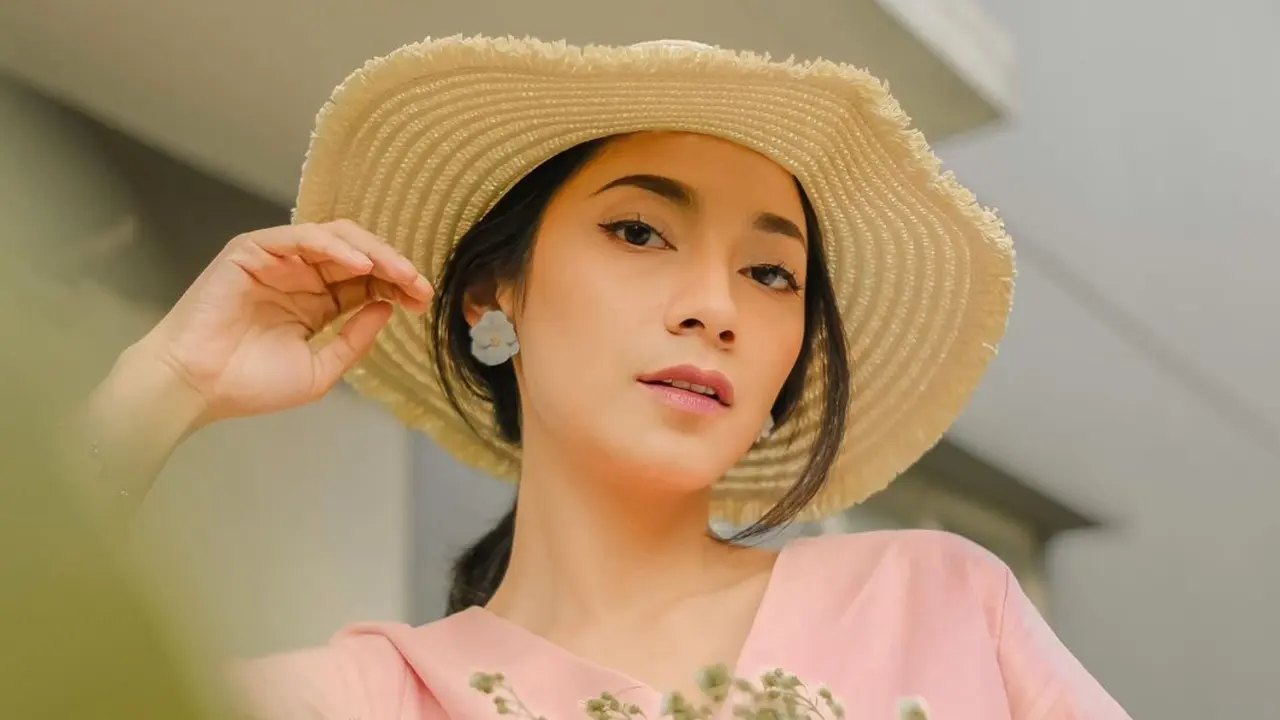 FOTO: Gaya Dinda Kirana Pakai Dress Pink Pastel, Tampil Menawan