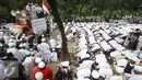 Ribuan massa ormas Islam melaksanakan salat saat mendatangi Balai Kota Jakarta, Jumat (14/10). Mereka menuntut agar Gubernur DKI Basuki Tjahaja Purnama ditindak terkait ucapannya yang dianggap melecehkan agama. (Liputan6.com/Immanuel Antonius)