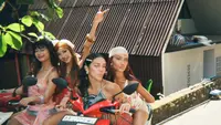 Gaya Tropikal No Na saat Berpose di Atas Motor, Penuh Warna dan Detail Playful