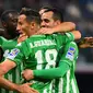 Real Betis merayakan gol ke gawang Zenit pada leg pertama babak play-off Europa League 2021/2022 (AFP)