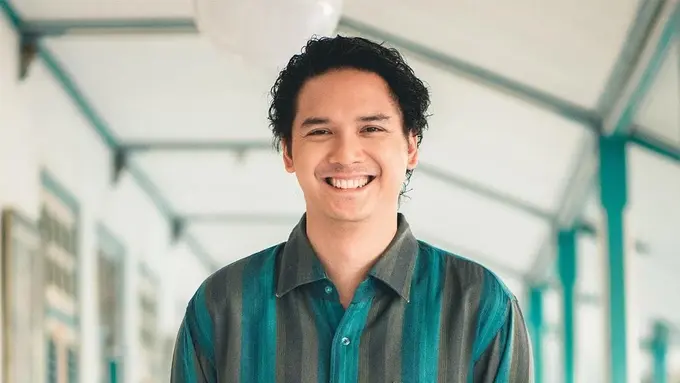 Baskara Mahendra sebagai Tarjo dalam Losmen Bu Broto. (Foto: Dok. Instagram @paragonpictures.id)