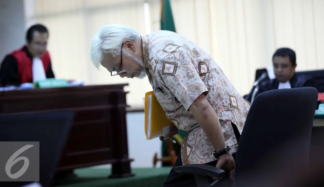 Suroso Atmo Martoyo menghadiri sidang dengan agenda eksepsi di Pengadilan Tipikor, Jakarta, (29/6/2015). Suroso didakwa terkait dugaan suap proyek pengadaan zat tambahan bahan bakar tetraethyl lead (TEL) Pertamina 2004-2005. (Liputan6.com/Helmi Afandi)