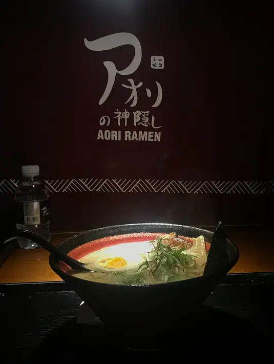 Melalui akun Instagram pribadinya, Han Bo Reum menceritakan jika belum lama ini ia sedang mengunjungi resotran Aori Ramen. Lantaran jarinya cedera, ia pun kesulitan untuk memegang sumpit. (Foto: instagram.com/han_bling_)
