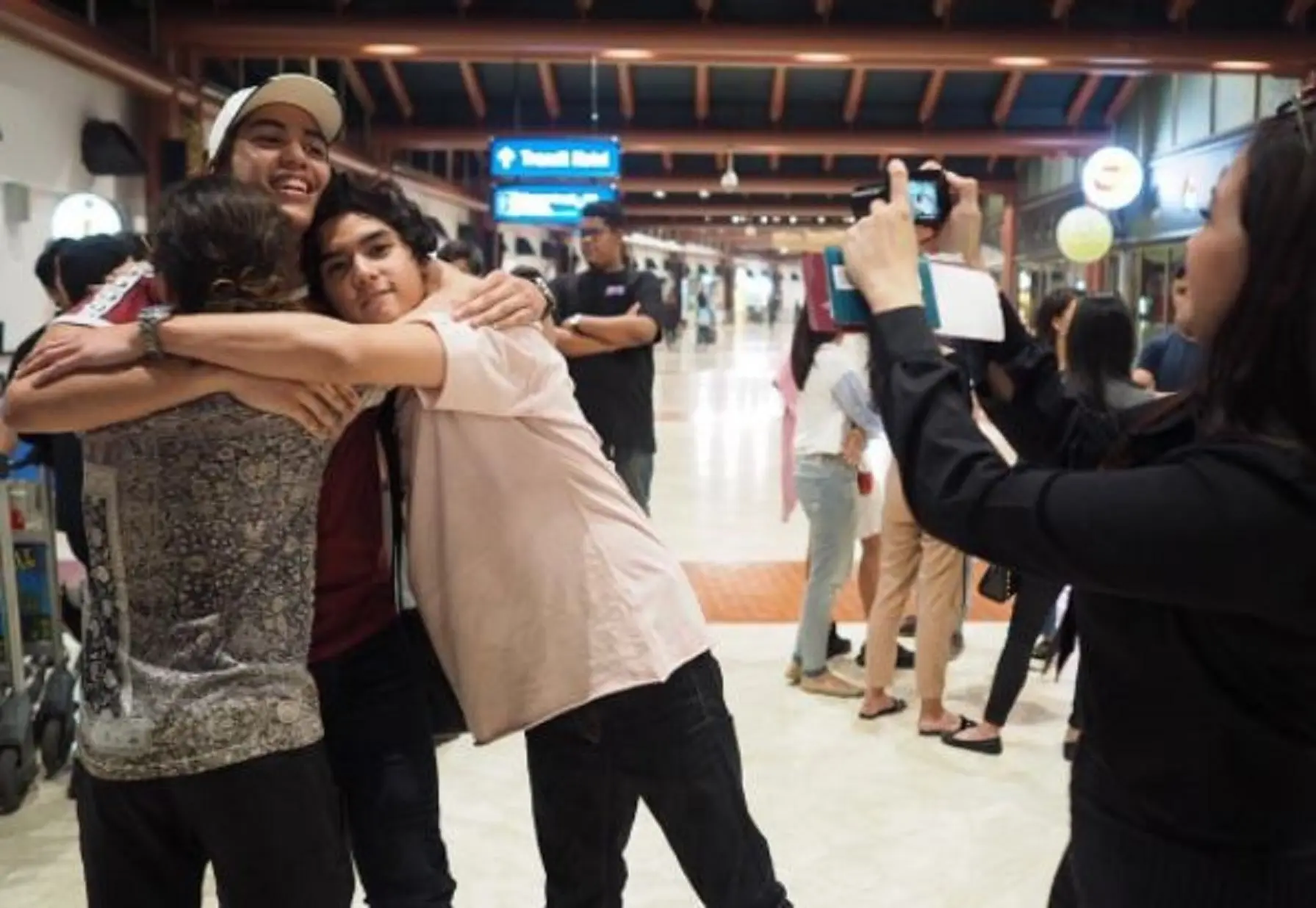 El Rumi mengunggah foto saat sedang memeluk Al dan Dul (Instagram/@elelrumi)