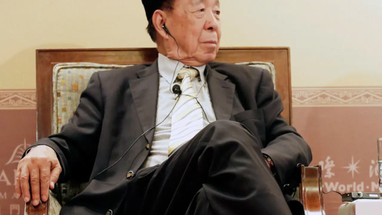 Lui Che-Woo (bloomberg)