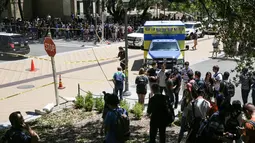 Kepolisian Austin mensterilkan lokasi setelah insiden penusukan massal di University of Texas, Senin (1/5). Terduga pelaku dan motif serangan tersebut belum dapat diketahui karena masih dalam penyelidikan. (Tamir Kalifa/Austin American-Statesman via AP)