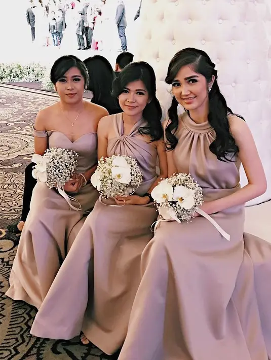 Tubuh langsing yang dimiliki Sonia ini membuat baju model apapun cocok menempel di tubuhnya. Seperti kali ini tampak Sonia sepertisedang menjadi brides maid di acara pernikahan. (Instagram/soniafergina)