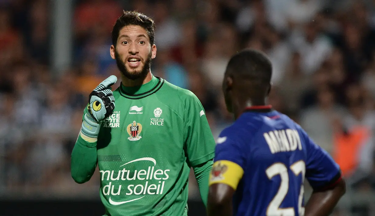 Mouez Hassen, kiper Prancis berusia 21 tahun ini baru saja mentas dari Akademi Nice dan sudah tampil di tim utama Nice sejak musim lalu. Hassen selalu membela timnas usia muda Prancis. (AFP/Jean-Sebastien Evrard)