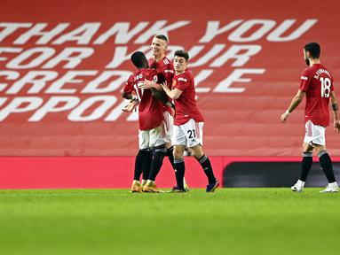 Pemain Manchester United, Scott McTominay, melakukan selebrasi usai mencetak gol ke gawang Southampton pada laga Liga Inggris di Stadion Old Trafford, Selasa (2/2/2021). Setan Merah menang dengan skor 9-0. (Laurence Griffiths/Pool via AP)