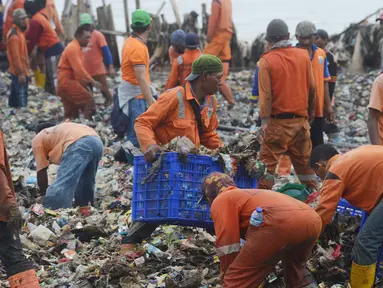 Petugas Suku Dinas Lingkungan Hidup membersihkan sampah plastik  yang menumpuk di kawasan wisata hutan Mangrove Muara Angke, Jakarta, Sabtu (17/3). (Merdeka.com/Imam Buhori)