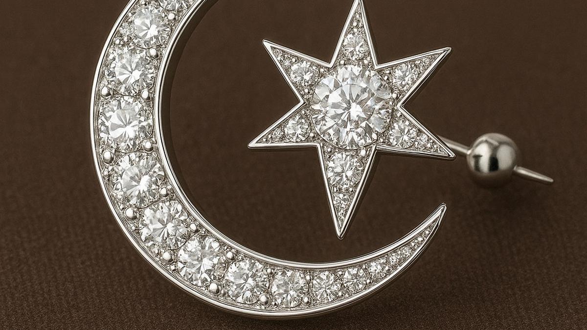 8 Desain Hijab Pin Islami dari Logam Mulia, Inovasi Modis dengan Sentuhan Nilai Spiritual