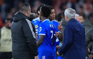 Penyerang Real Madrid, Kylian Mbappe, berbicara dengan pelatih Benfica, Jose Mourinho, setelah rekan setimnya, Vinicius Junior (di belakang), mendengarkan hinaan rasial selama pertandingan leg pertama play-off babak gugur Liga Champions di Estadio da Luz, Lisbon, Rabu (18/2/2026) dini hari WIB. (AFP/Patricia De Melo Moreira)