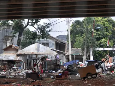 Suasana di kolong jalan Tol Bekasi-Cawang-Kampung Melayu (Becakayu) di kawasan Kalimalang, Rabu (10/4). Minimnya pengawasan dan penertiban pemerintah ditambah adanya tempat pembuangan sampah menyebabkan kolong Tol Becakayu di kawasan tersebut dipenuhi oleh pemulung. (merdeka.com/Iqbal S. Nugroho)