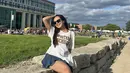 <p>Saat sudah memulai perkuliahan, Beby tampil sederhana dengan tshirt putih bertuliskan nama kampusnya, dipadukan mini skirt denimnya. @bebytsabina</p>