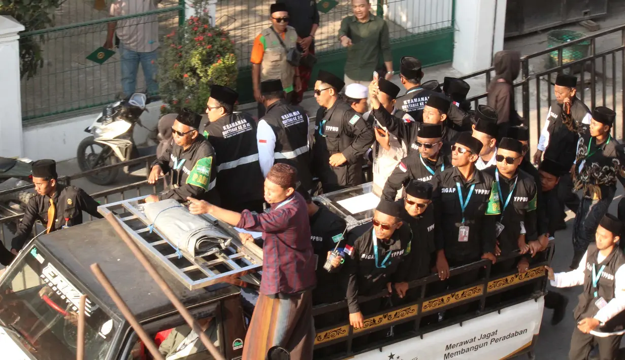 Simpatisan calon Ketua Umum PBNU KH Muhammad Yusuf Chudlori atau Gus Yusuf menggelar aksi demonstrasi di pintu akses Sidang Pleno IV Muktamar ke-35 Nahdlatul Ulama (NU) di Gedung Serba Guna, Pondok Pesantren Bahrul Ulum, Jombang, Jawa Timur, Minggu, 30 Agutus 2026. (Liputan6.com/ Ahmad Apriyono)