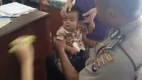 Meski tak sempat dipukul dengan batu, bayi berusia 8 bulan itu kini alami kritis. (dok. Polres Sumba Barat)