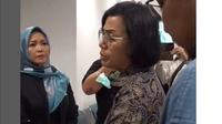 Menteri Keuangan (Menkeu) Sri Mulyani menyempatkan diri menjenguk David Latumahina, korban penganiayaan Mario Dandy Satriyo, anak dari Rafael Alun Trisambodo di RS Mayapada Kuningan, Jakarta Selatan, Sabtu (25/2/2023) pagi. (Tangkapan Layar Instagram @smindrawati)