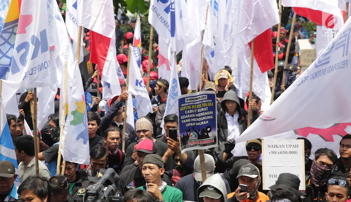 Massa buruh yang tergabung dalam Konfederasi Serikat Pekerja Indonesia (KSPI) menggelar unjuk rasa di depan Balai Kota DKI Jakarta, Jumat (10/11). Para buruh mendesak Pemprov DKI Jakarta melakukan revisi UMP 2018 DKI Jakarta. (Liputan6.com/Faizal Fanani)