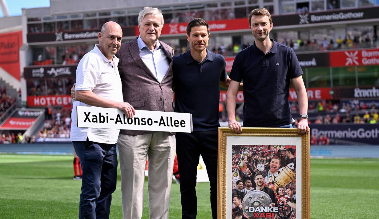 Pelatih Bayer Leverkusen, Xabi Alonso (tengah kanan) berfoto bersama dengan para petinggi tim setelah laga lanjutan Liga Jerman 2024/2025 melawan Borussia Dortmund di BayArena, Leverkusen, Jerman, Minggu (11/05/2025) waktu setempat. (AFP/Ina Fassbender)