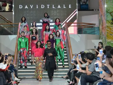 Selama 15 tahun berkarier di dunia mode, David Tlale terkenal dengan kecakapannya memainkan desain rumit dan penggunaan tekstur, serta warna yang tidak dapat diprediksi. Credit to Digital Fashion Week.