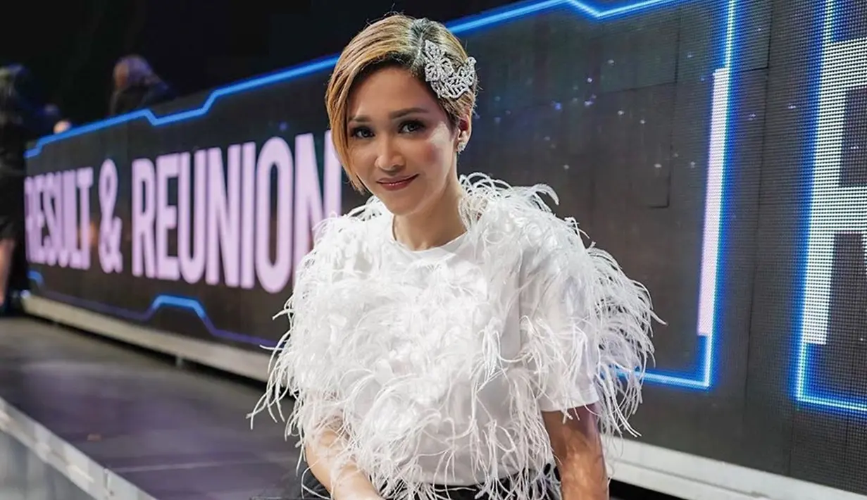 Dengan potongan rambut model pixie, Maia tetap mampu membuat penampilannya terlihat elegan dan menawan. Seperti gaya wanita 44 tahun ini yang menggunakan gaun berwarna putih lengkap dengan aksesoris rambut yang membuatnya terlihat lebih menawan. (Liputan6.com/IG/maiaestiantyreal)