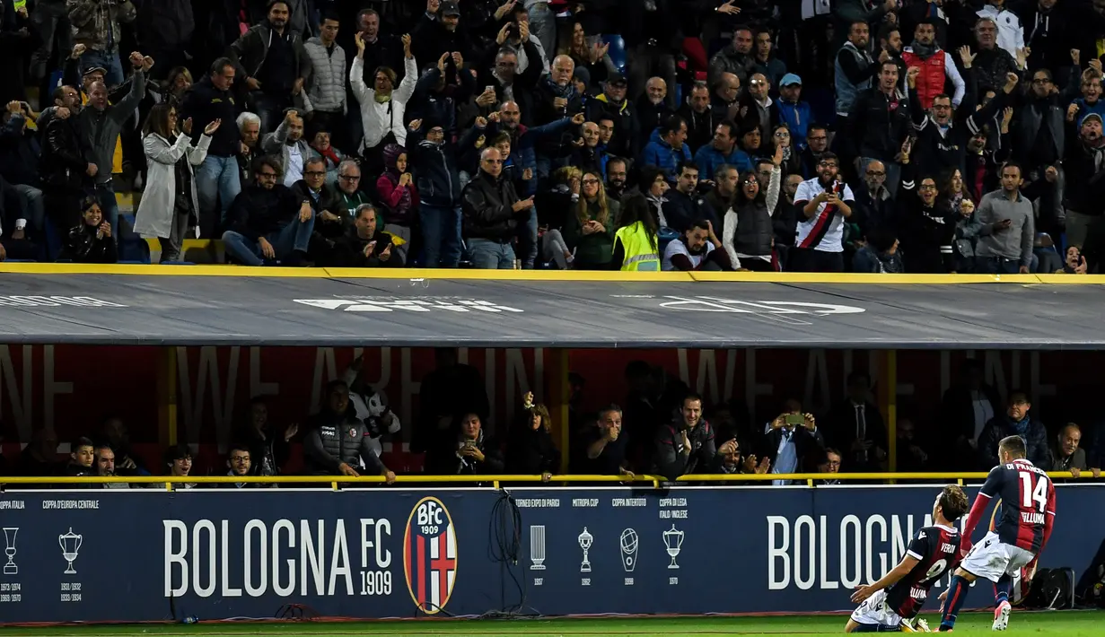 Pemain Bologna, Simone Verdi (2kanan) merayakan gol bersama suporter saat melawan Inter Milan pada lanjutan Serie A di The Dall' Ara Comunal Stadium, Bologna, (19/9/2017). Inter bermain imbang 1-1 lawan Bologna. (AFP/Andreas Solaro)