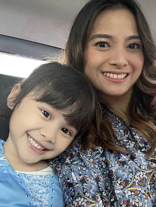 <p>Saat di Indonesia, Acha Septriasa pun menyempatakan diri untuk mengantar anak perempuannya sekolah. Ia tampil mengenakan atasan bermotif bunga dengan rambut bergelombang yang dibiarkan terurai. @septriasaacha</p>