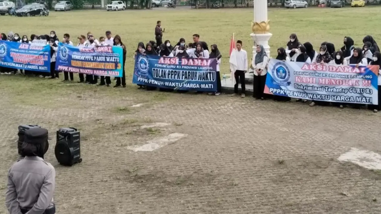 Puluhan guru honorer di Lampung gelar aksi menolak kebijakan Pegawai Pemerintah dengan Perjanjian Kerja (PPPK) dengan sistem kerja paruh waktu di Lapangan Pemprov Lampung. Foto : (Istimewa).