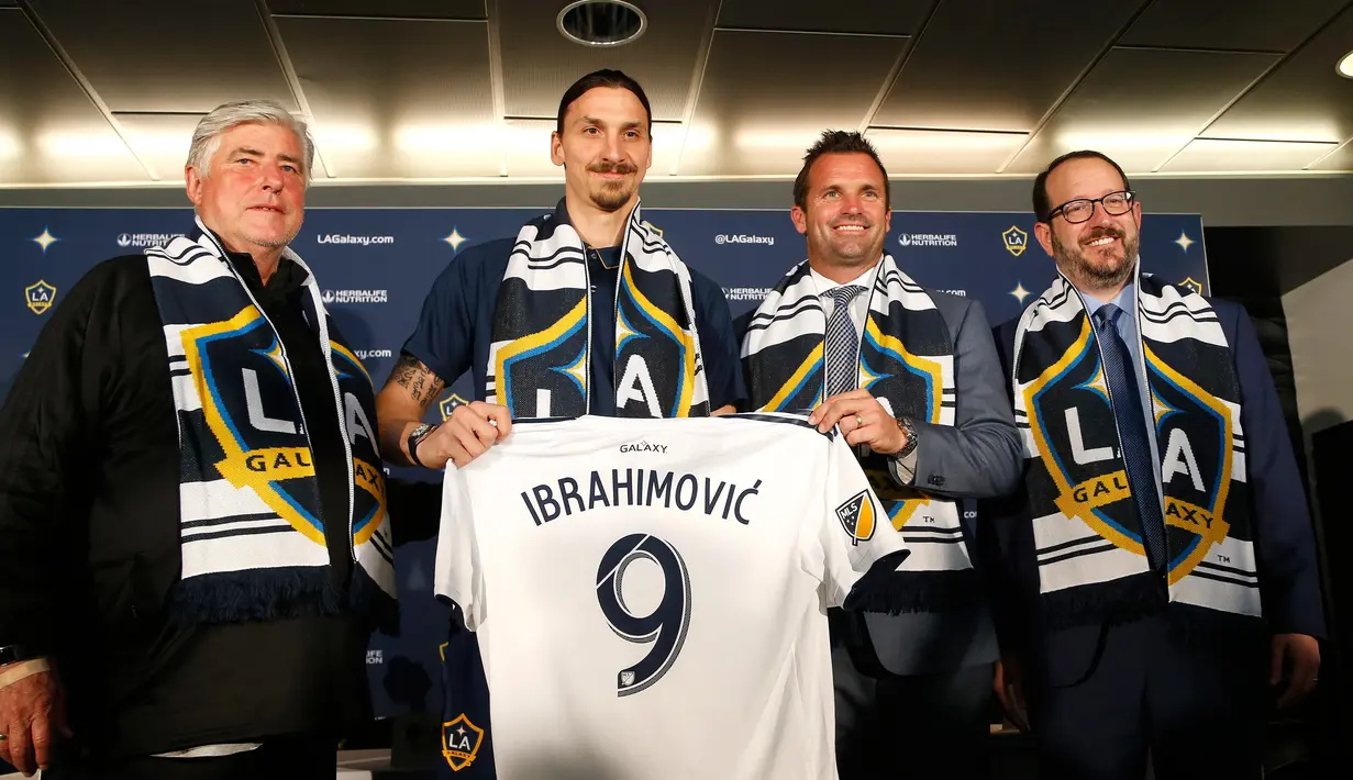 Zlatan Ibrahimovic bersama Presiden LA Galaxy, Chris Klein serta Presiden menunjukkan jersey klub LA Galaxy usai resmi bergabung dalam konferensi pers bersama Major League Soccer (MLS) di StubHub Center, California, Jumat (30/3). (AP/Ringo H.W. Chiu)