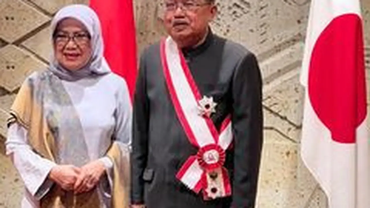 Jusuf Kalla pakai jas rancangan Didiet Maulana