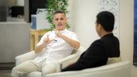 Pelatih Timnas Indonesia, John Herdman menjalani wawancara eksklusif bersama Hery Kurniawan dalam Bola Break dari Bola.com di Jakarta, Selasa (12/5/2026). (Bola.com/Bagaskara Lazuardi)