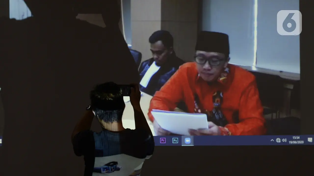 FOTO: Dituntut 10 Tahun Penjara, Imam Nahrawi Bacakan Pembelaan