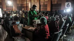Suasana saat warga mengikuti vaksinasi COVID-19 di Jakarta Islamic Center, Koja, Jakarta Utara, Selasa (7/9/2021). Situs covid-19.go.id mencatat, program vaksinasi COVID-19 di Indonesia telah mencapai 32,1 persen dari total jumlah sasaran 208 juta jiwa. (merdeka.com/Iqbal S. Nugroho)