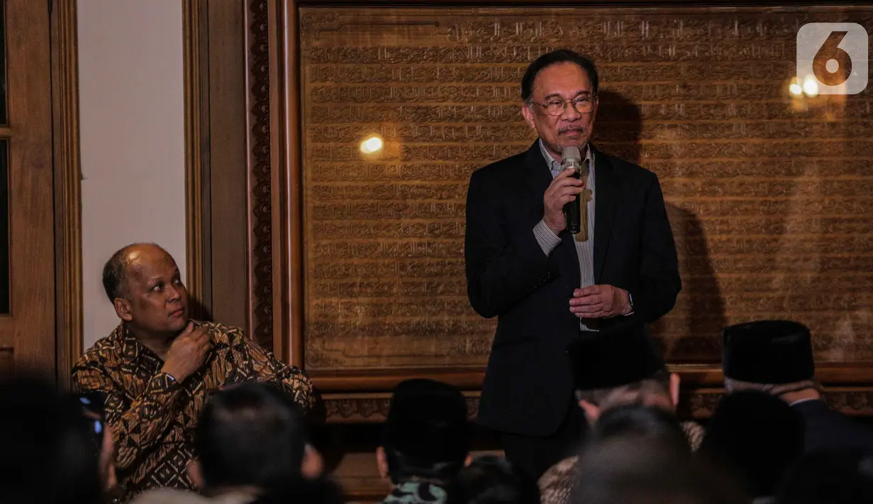 Mantan Wakil Perdana Menteri Malaysia, Datuk Sri Anwar Ibrahim memberikan tausiah pengalaman dengan almarhum Presiden ke-3 RI BJ Habibie di Patra Kuningan, Jakarta, Rabu (9/10/2019). (Liputan6.com/Faizal Fanani)