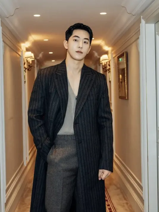 Usai menyelesaikan wajib militernya pada 19 September 2024, Nam Joo Hyuk langsung terbang ke Paris untuk menjalankan tugasnya sebagai brand ambassador Dior. [@skawngur].