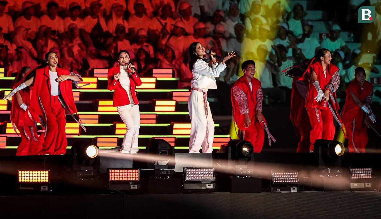 Penampilan penyanyi Wika Salim (tengah kiri) dan Aurelie Moeremans saat acara pembukaan Piala Dunia U-17 2023 di Stadion Gelora Bung Tomo, Surabaya, Jumat (10/11/2023) malam WIB. (Bola.com/Bagaskara Lazuardi)
