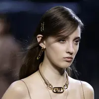 Dalam koleksi FENDI Women's RTW FW 2021 yang pertama kali dirancang oleh Kim Jones, Delfina Delettrez Fendi memperkenalkan lini perhiasan FENDI O'Lock yang baru. Foto: Document/FENDI.