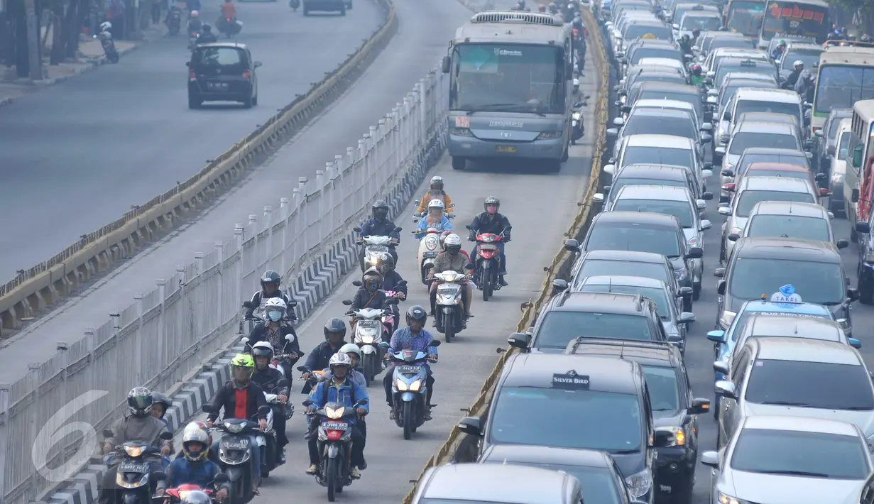 Puluhan pengendara motor melanggar masuk ke jalur bus transjakarta di kawasan Mampang Prapatan, Jakarta, Kamis (29/10). Lemahnya penegakan hukum menyebabkan banyaknya kendaraan pribadi yang menyerobot jalur bus Transjakarta. (Liputan6.com/Gempur M Surya)