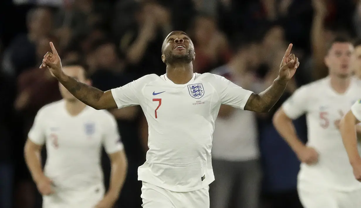 Gelandang Inggris, Raheem Sterling berselebrasi usai mencetak gol ke gawang Kosovo pada pertandingan grup A Kualifikasi Euro 2020 di Stadion St Mary di Southampton (10/9/2019). Inggris menang telak atas Kovoso 5-3. (AP Photo/Matt Dunham)