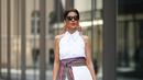 Jika kamu masih merasa penampilanmu kurang menarik, tambahkan aksesori, seperti ikat pinggang. Ikat pinggang saja bisa menonjolkan area pinggangmu dengan lebih baik. Foto: Instyle.