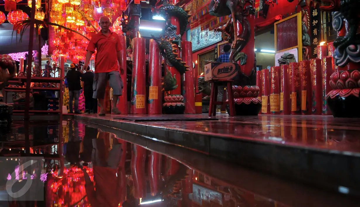 Suasana klenteng Vihara Amurva Bhumi yang sempat terendam banjir, Setiabudi, Jakarta Selatan, Minggu, (7/2/2016). Meski Vihara sempat terendam banjir tidak menyurutkan mereka untuk berdoa menyambut Tahun Baru Imlek 2567. (Liputan6.com/JohanTallo)