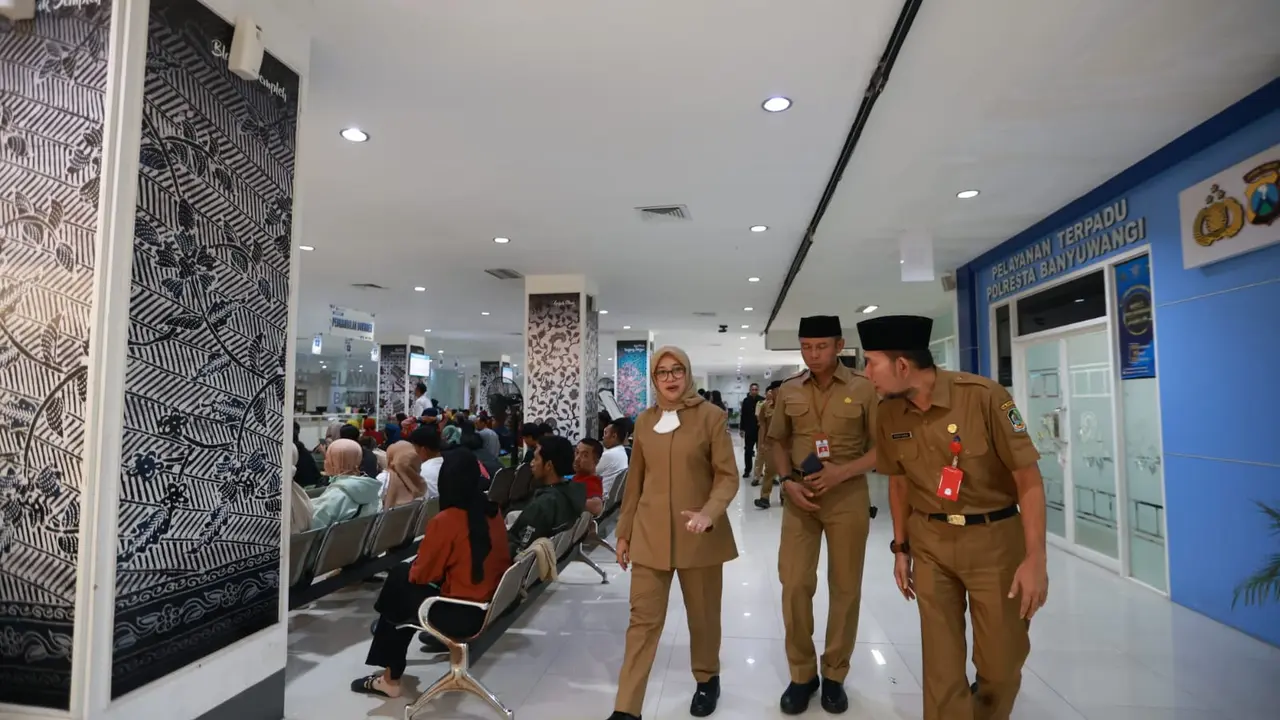 Bupati Banyuwangi Ipuk Fiestiandani (Kiri) sidak pelayanan di RSUD Blambangan Banyuwangi (Istimewa)