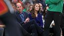 <p>Pangeran Inggris William bersama Kate Middleton, Putri Wales saat menyaksikan pertandingan NBA antara Boston Celtics dan Miami Heat di TD Garden di pusat kota Boston, pada 30 November 2022. (Photo by Jim Davis/Pool/AFP)</p>