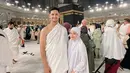 Tasya Kamila memilih untuk menjalani umroh di akhir tahun 2024 bareng suami dan buah hatinya. Ini adalah potret Tasya Kamila di depan Ka'bah. Biasa tampil terbuka, mantan penyanyi cilik ini makin memesona ketika mengenakan hijab dan pakaian lebar. Dalam momen lainnya seperti Ramadan atau Lebaran, pelantun tembang Libur Telah Tiba ini juga mengenakan hijab. (Liputan6.com/IG/@tasyakamila)
