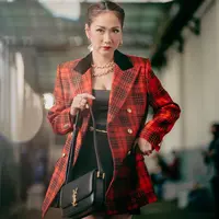 Mengenakan tartan blazer, penyanyi asal Indonesia ini tampil modis. Aksesori berupa chain necklace dan hoop earrings membuat gaya BCL terlihat chic dan glamor. [Intagram/bclsinclair]
