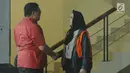 Bupati (nonaktif) Kutai Kartanegara, Rita Widyasari (kanan) usai menjalani pemeriksaan lanjutan di gedung KPK, Jakarta, Rabu (25/10). Rita menjadi tersangka di dua kasus berbeda atas dugaan suap dan gratifikasi. (Liputan6.com/Helmi Fithriansyah)