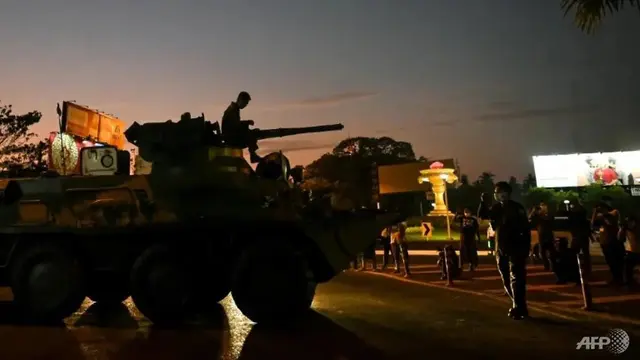 Tentara Myanmar bermanuver di sekitar kota-kota besar dengan kendaraan lapis baja. (Foto: AFP / Sai Aung Utama)